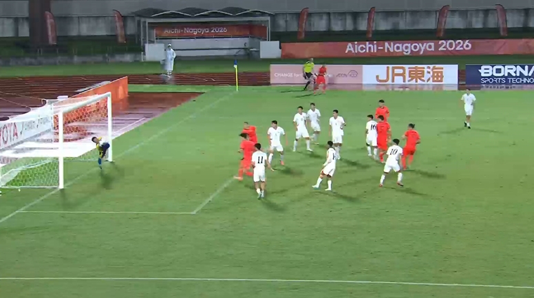 头球威胁!U23国足角球进攻,张玉宁头球一顶被对方门将扑出