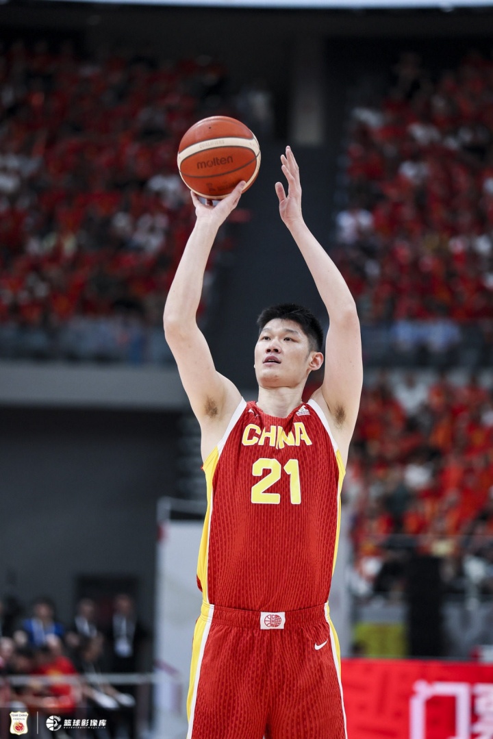 羊城晚报:中国男篮在战术上完全处于被动 场上队员显得有些无奈