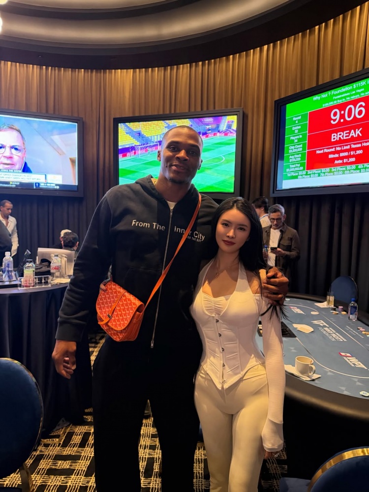 只顾看她了!德扑美女牌手All In姐参加威少基金会扑克之夜!