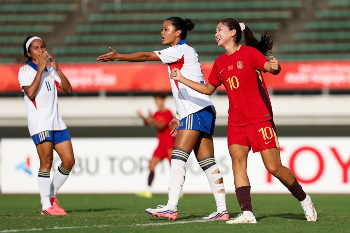 这球漂亮!王妍雯兜射破门完成梅开二度!中国女足2-0领先菲律宾