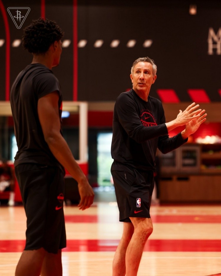 名记:恩格兰德是NBA最高薪的兼职助教之一 他在雷霆不随队去客场