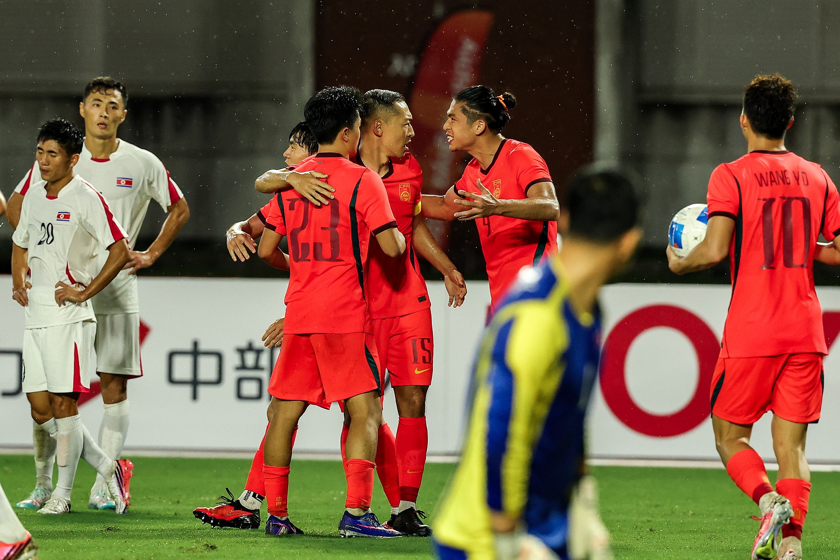 超龄球员包办！亚运男足3场进2球，37岁吴曦、29岁张玉宁互相传射