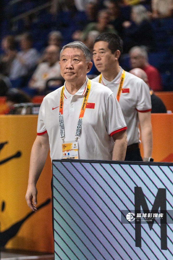 媒体人:中国篮球之所以脱轨如此严重 归根结底还是因为外线太差