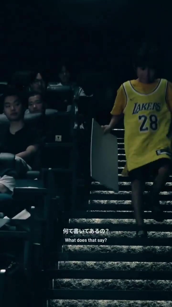 😅尴尬!八村塁现场“剥”下小球迷湖人球衣 强行换上快船战袍