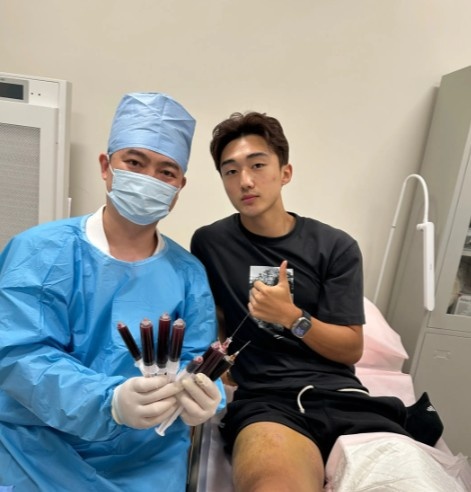张智俊晒治疗照：大腿抽八管积液