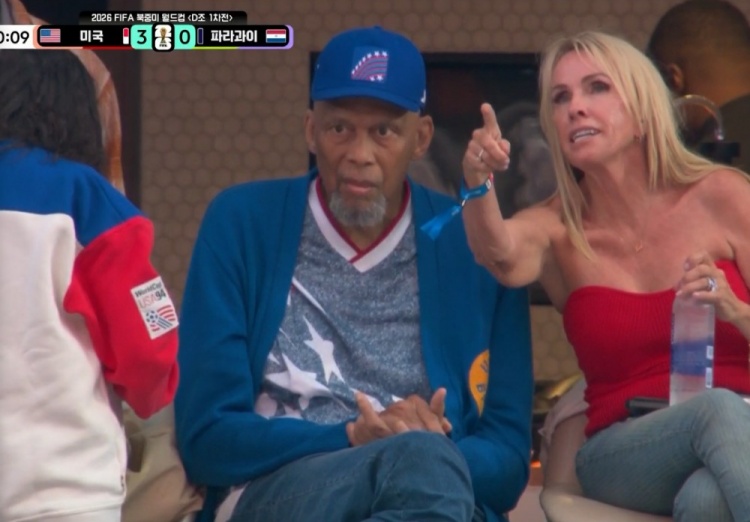 NBA传奇贾巴尔现场观战美国队世界杯比赛