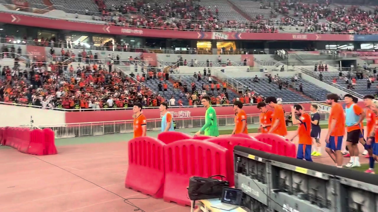 泰山逆转津门虎 球迷高喊唐田加油
