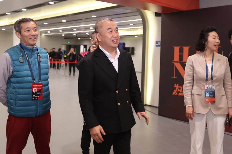 东体：有消息称海牛开出200万元赢球奖 乔伟光赴训练场为球队打气