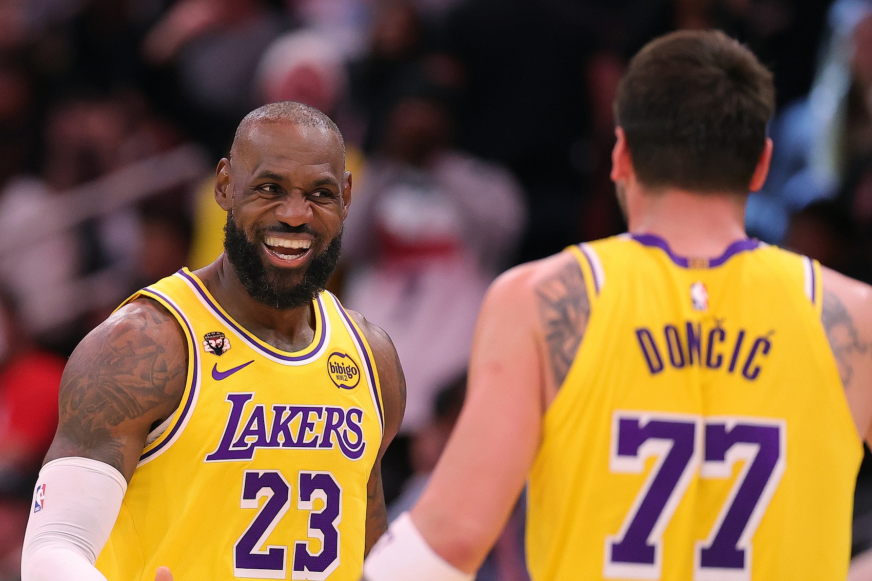 名嘴:詹姆斯前八年从未被五位不同的人和NBA放弃 东契奇则相反