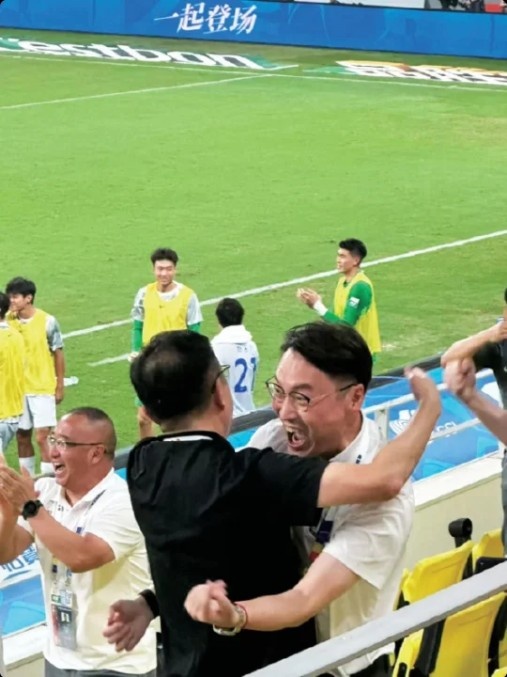 东体:申花对蓉城逆转局势后,俱乐部管理层在看台上激情相拥