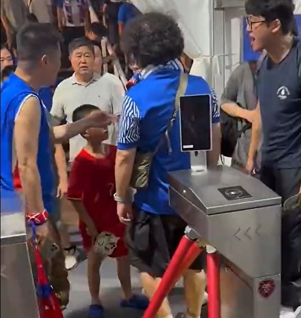 《半月谈》评穿武磊球衣小孩遭围攻:孩子不该成球迷文化牺牲品