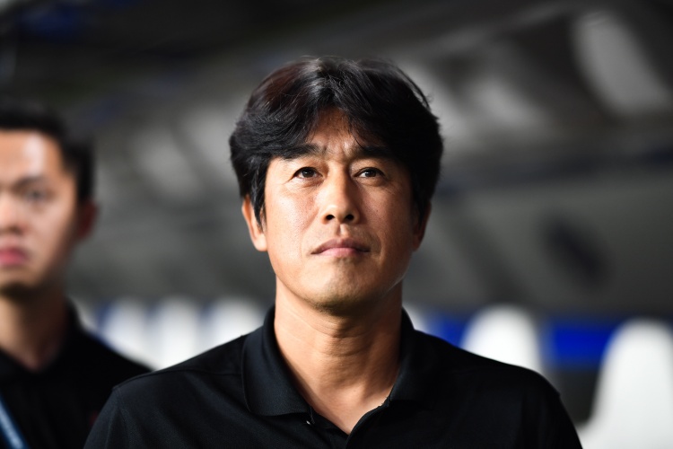 川媒:徐正源重返成都,为数不少的成都球迷前去接机