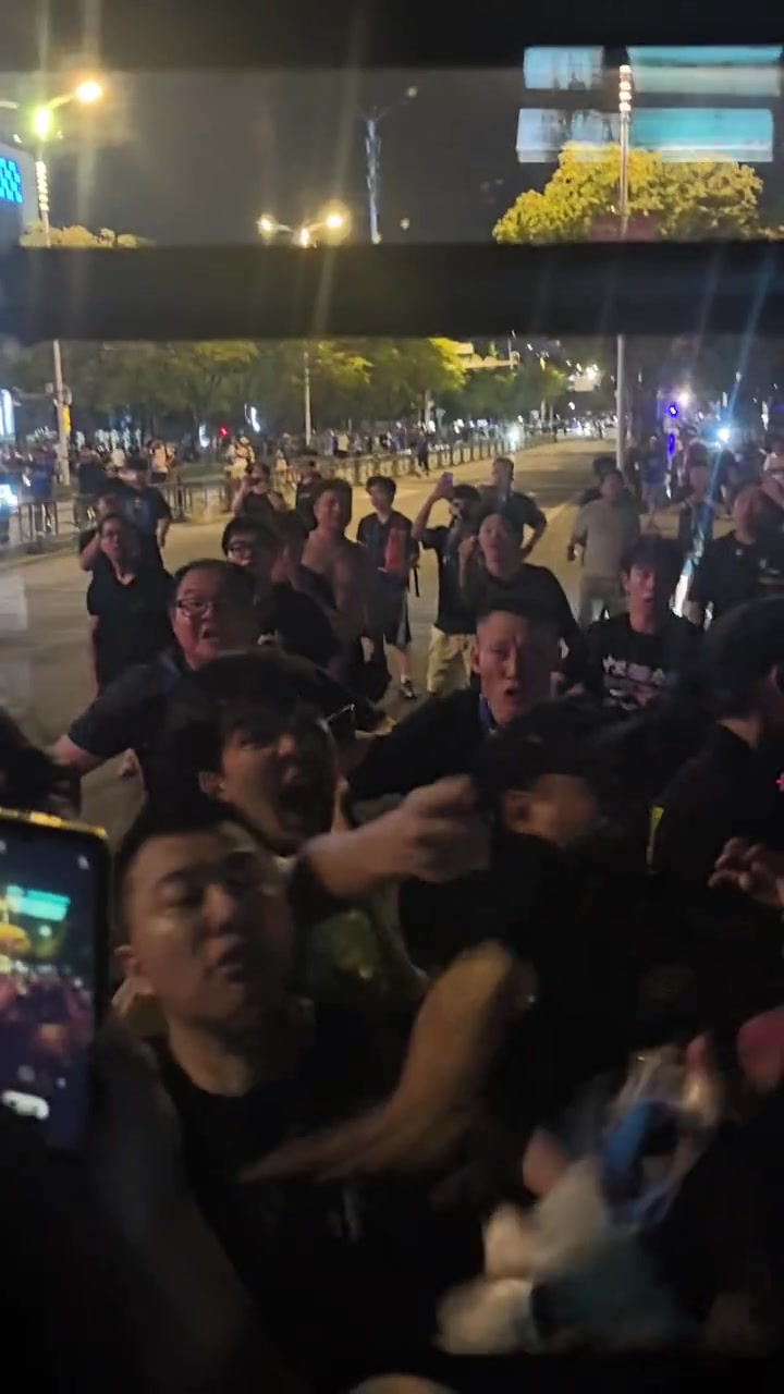 这……博主发视频武汉球迷朝津门虎球迷大巴吐口水,现场一片混乱