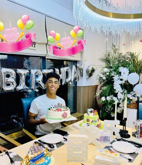 张洪福18岁生日母亲发文:不要求你一定光芒万丈,只愿坚守初心