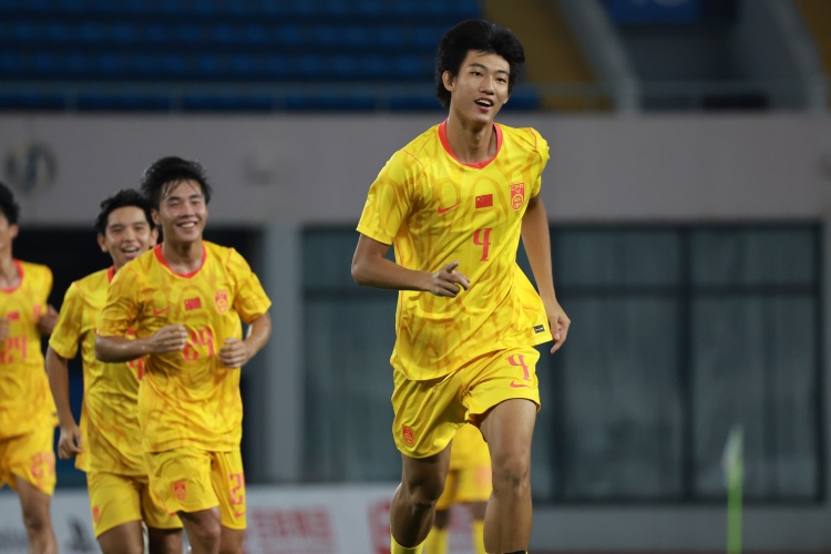 创造历史!赵松源是中国足球职业化以来首位入选国足的在读高中生